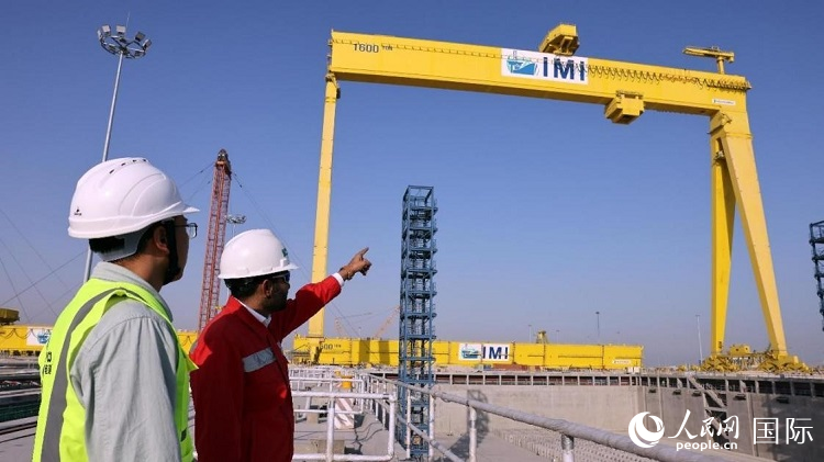 工作人員查看龍門吊情況。人民網(wǎng)記者管克江攝