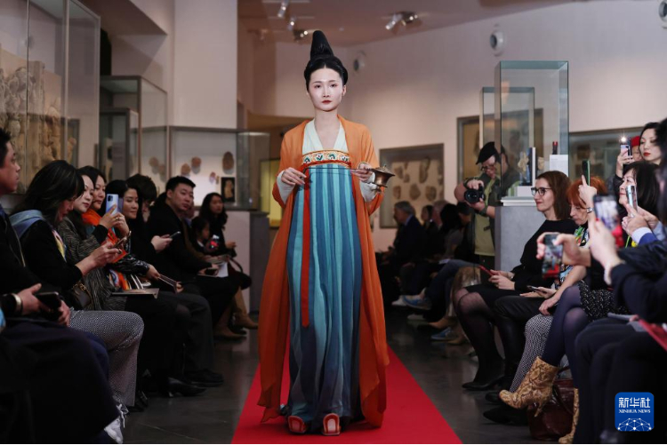 3月13日，在位于法國巴黎的吉美國立亞洲藝術(shù)博物館，模特展示敦煌復(fù)原服飾。新華社記者 高靜 攝