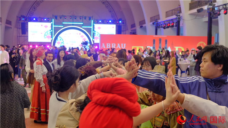 中俄觀眾在現(xiàn)場(chǎng)參與俄羅斯民俗互動(dòng)游戲。人民網(wǎng) 褚夢(mèng)琦攝