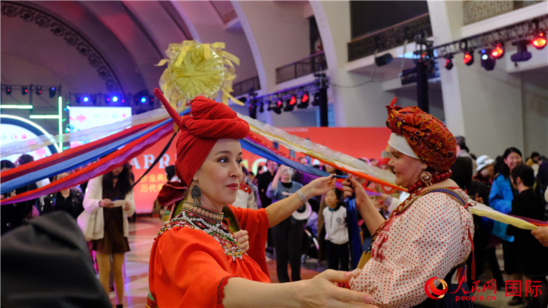 中俄觀眾在現(xiàn)場(chǎng)參與俄羅斯民俗互動(dòng)游戲。人民網(wǎng) 褚夢(mèng)琦攝