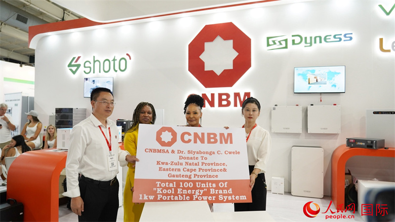 18日下午，中國(guó)建材國(guó)際南非公司向夸祖魯納塔爾省、東開(kāi)普省及豪登省三省的社區(qū)捐贈(zèng)100臺(tái)KOOL ENERGY移動(dòng)電源設(shè)備(UPS)。人民網(wǎng) 劉暢攝
