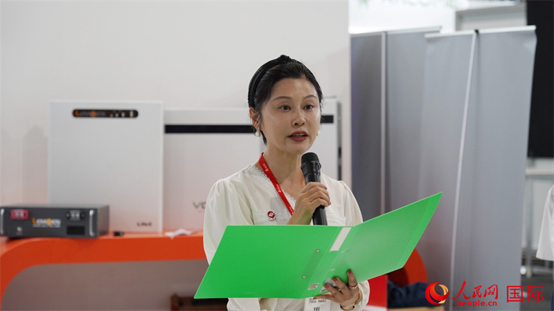 中建材海外經(jīng)濟(jì)合作有限公司總經(jīng)理姜婓致辭。人民網(wǎng) 劉暢攝