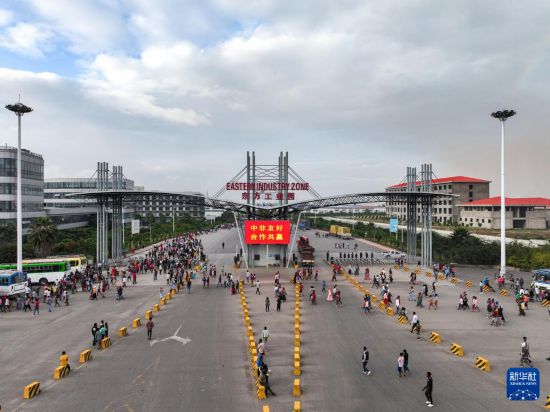 這是2023年11月3日在埃塞俄比亞杜凱姆市拍攝的東方工業(yè)園大門（無人機照片）。 新華社發(fā)（東方工業(yè)園供圖）