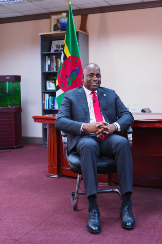 3月4日，多米尼克總理斯凱里特在首都羅索的總理辦公室接受新華社記者獨家專訪。新華社記者 趙凱 攝