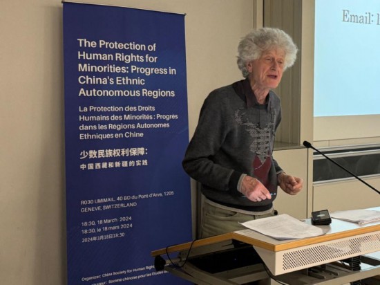 3月18日，由中國(guó)人權(quán)研究會(huì)主辦的“少數(shù)民族權(quán)利保障：中國(guó)西藏和新疆實(shí)踐”主題講座在瑞士日內(nèi)瓦舉行。圖為比利時(shí)知名藏學(xué)家安德烈·拉克魯瓦在講座上發(fā)言。新華社記者石松攝