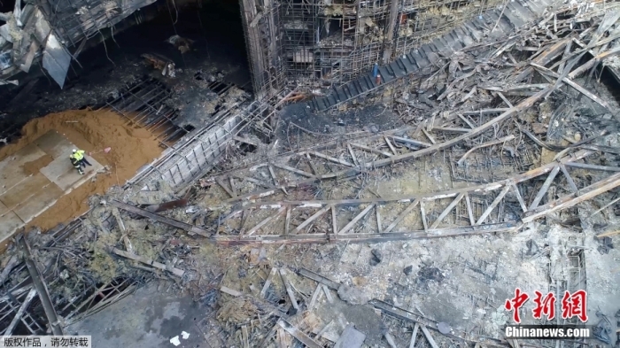 當(dāng)?shù)貢r間2024年3月26日下午，據(jù)俄羅斯緊急情況部公布的消息，莫斯科州“克羅庫斯城”音樂廳恐怖襲擊事件的搜救工作已經(jīng)全部結(jié)束。據(jù)介紹，工作人員已完成現(xiàn)場滅火救援以及廢墟清理的工作。圖為發(fā)生恐怖襲擊事件后音樂廳內(nèi)部滿目瘡痍。（視頻截圖）