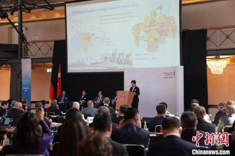 當(dāng)?shù)貢r(shí)間4月5日，由中國(guó)商務(wù)部主辦的“投資中國(guó)”德國(guó)專(zhuān)場(chǎng)推介活動(dòng)在斯圖加特市舉行。中新社記者 馬秀秀 攝