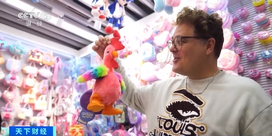 巴黎奧運(yùn)會將至 義烏體育用品訂單暴增 法國元素商品連續(xù)補(bǔ)貨