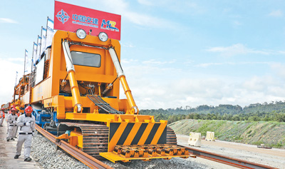 中企承建的馬東鐵項(xiàng)目創(chuàng)造就業(yè)機(jī)會(huì)超過1.8萬個(gè)，合作的當(dāng)?shù)仄髽I(yè)超過1900家——為促進(jìn)馬來西亞東西海岸互聯(lián)互通貢獻(xiàn)力量（共建“一帶一路”第一現(xiàn)場）