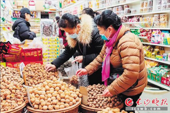 　　在長沙南門口菜市場附近的一家炒貨店內(nèi)，市民正在選購年貨?！　￠L沙晚報全媒體記者 范宏歡 攝