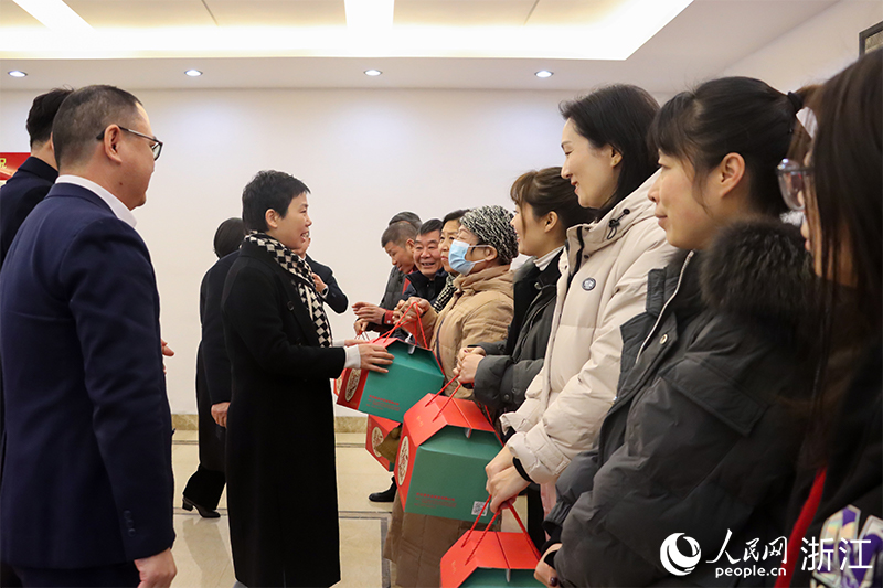 杭州市上城區(qū)“我為年夜飯?zhí)淼啦恕睈坌亩Y盒正式啟送。人民網(wǎng) 秦文攝