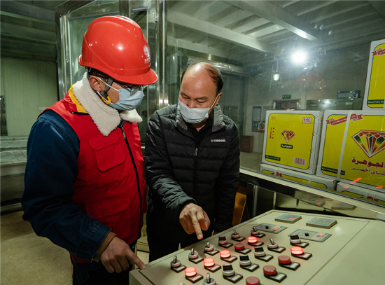 電力工作人員對(duì)用電企業(yè)進(jìn)行指導(dǎo)。受訪單位供圖