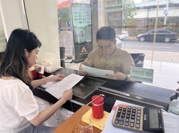 選派對象正在給客戶介紹銀行產(chǎn)品。農(nóng)發(fā)銀行攸縣支行供圖