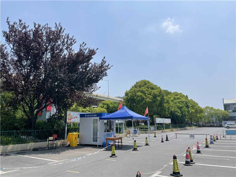 常態(tài)化“核酸采樣工作站”亮相上海街頭。龔昱攝