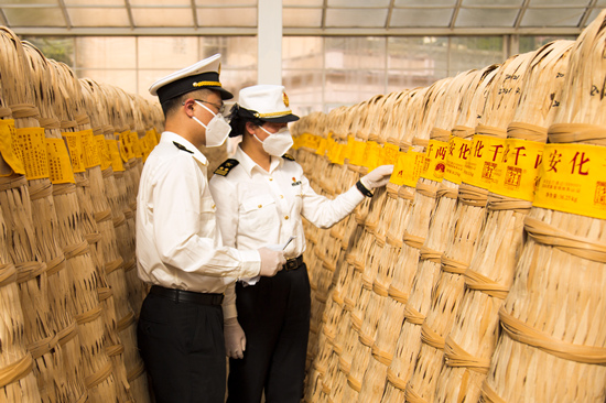 海關(guān)工作人員在查看相關(guān)貨物。受訪單位供圖