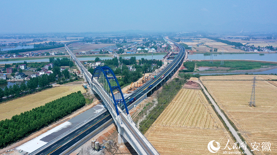 工作人員正在加速推進(jìn)牛屯河特大橋項目。人民網(wǎng) 王銳攝。