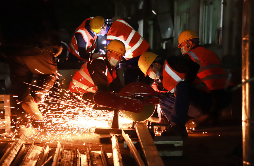 建設(shè)者們爭分奪秒保證進度。雷占勝攝