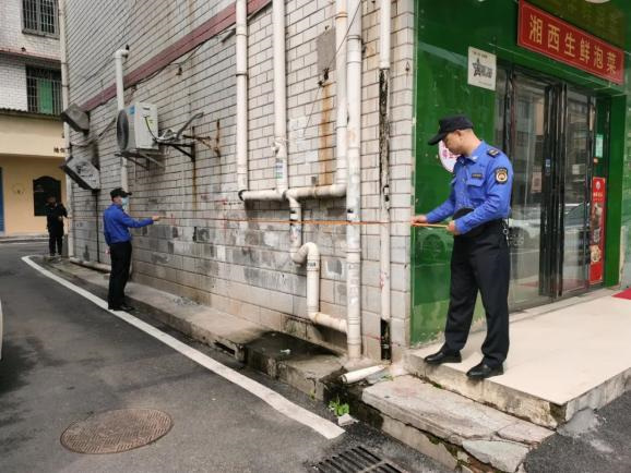 聯(lián)合執(zhí)法小組進行房屋入戶調(diào)查丈量。單位供圖