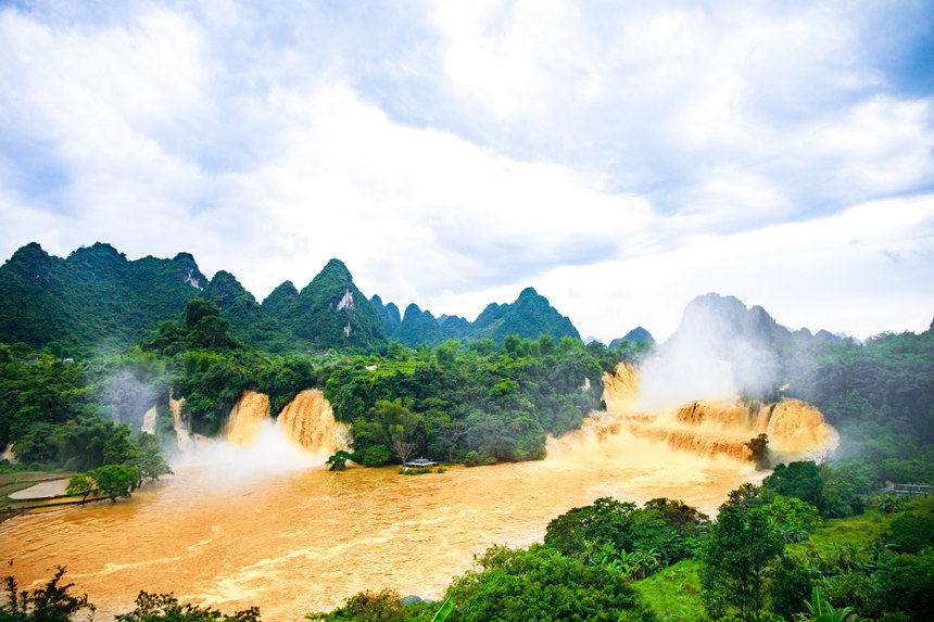 中越德天跨國瀑布水量暴漲成“黃金瀑布”。楊虎旺攝