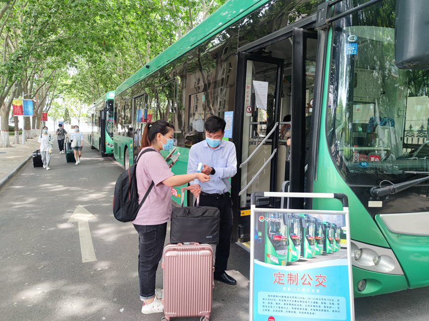 公交車從校園宿舍樓下出發(fā)，直達鄭州火車站和鄭州東站。崔晨攝