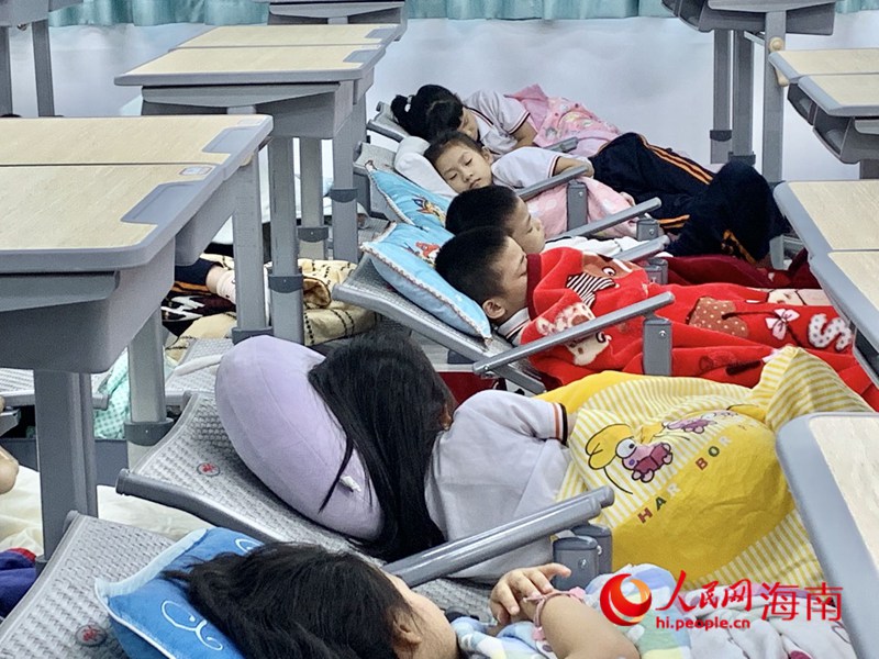 海口第二十六小學學生在新式課桌椅上午休。人民網(wǎng) 李浩蓉攝