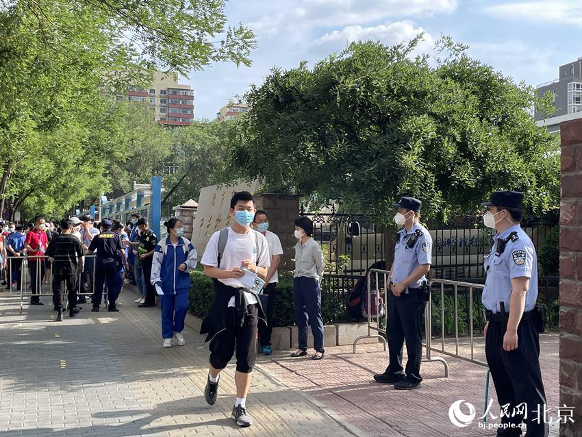 在中關(guān)村中學(xué)考點(diǎn)，考生們有序走入考點(diǎn)。人民網(wǎng) 董兆瑞攝