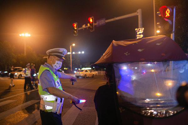 違法加裝電動(dòng)車遮陽傘也將受到處罰?？馒Q 攝