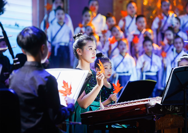 樂(lè)團(tuán)在臺(tái)上演出。單位供圖