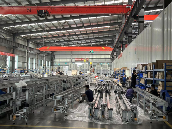 先惠智能裝備生產(chǎn)車間，工人們?cè)诿χM裝設(shè)備。受訪單位供圖