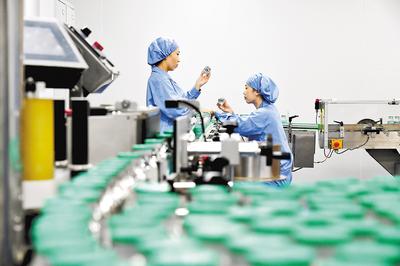 通過加大創(chuàng)新藥物研發(fā)力度，石藥集團實現(xiàn)了傳統(tǒng)工業(yè)企業(yè)向創(chuàng)新型企業(yè)轉(zhuǎn)型。（本報資料片）