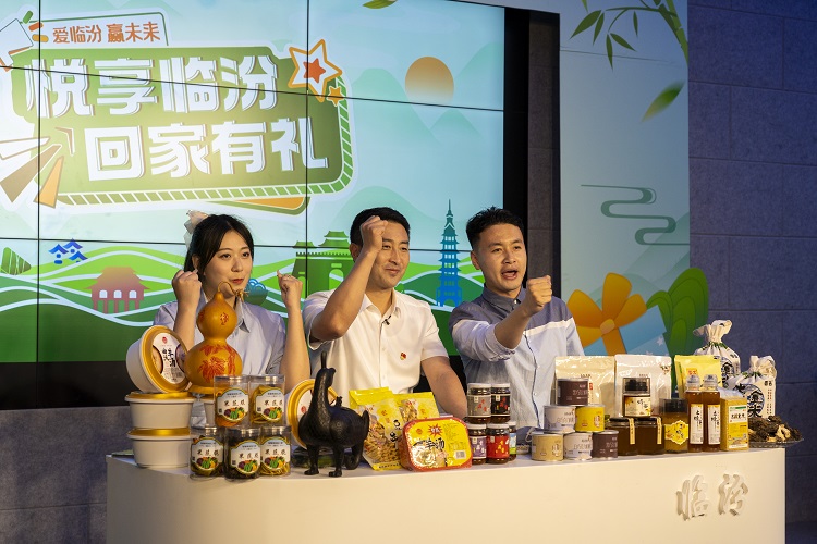 6月3日下午，在臨汾原產地商品體驗店，曲沃縣副縣長樊奇選對當地的農特產品、旅游景點進行了推介代言。鄭遠飛攝