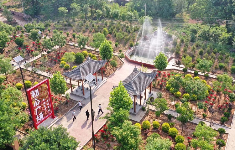 初夏時節(jié)，襄汾縣鄧莊鎮(zhèn)澗溝村初心廣場內一派迷人的鄉(xiāng)村振興新圖景。李現俊攝