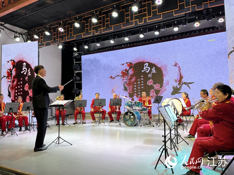 馬莊農(nóng)民樂(lè)團(tuán)在排練節(jié)目。人民網(wǎng) 李子佩攝