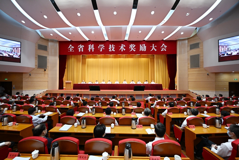 圖為江蘇省科學(xué)技術(shù)獎(jiǎng)勵(lì)大會(huì)現(xiàn)場(chǎng)。吳勝攝