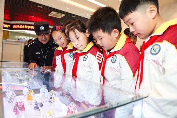 學(xué)生代表參觀禁毒展。鹽城公安供圖