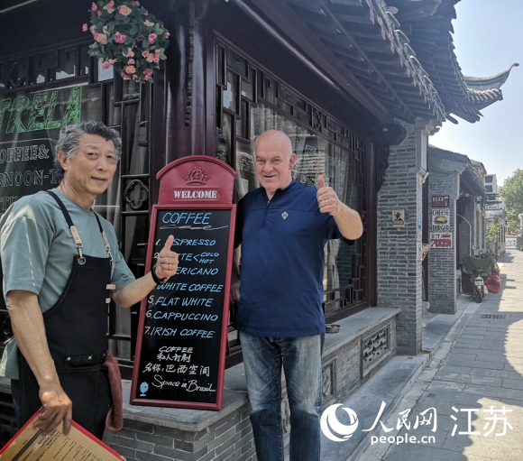 愛(ài)逛古巷的巴西人和揚(yáng)州朋友在仁豐里開(kāi)了一家西餐廳。 人民網(wǎng) 張玉峰攝
