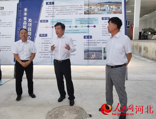 黨曉龍在禾豐項目現場鼓勵大家以商招商。 人民網 張繼航攝