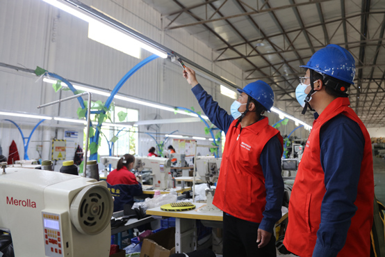 國網(wǎng)廣平縣供電公司共產(chǎn)黨員服務(wù)隊(duì)到當(dāng)?shù)胤b加工企業(yè)了解企業(yè)用電需求，幫助企業(yè)排查安全用電隱患。施振宇攝