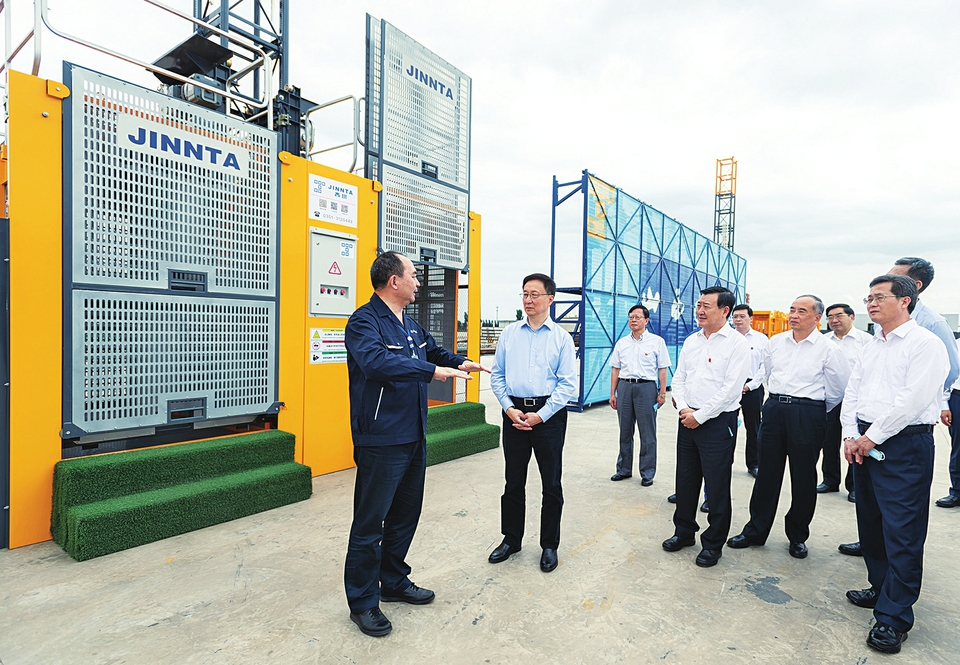 六月二十八日，中共中央政治局常委、國務(wù)院副總理韓正到山西太原調(diào)研，主持召開煤炭清潔高效利用專題座談會并講話。這是韓正走進山西建筑產(chǎn)業(yè)現(xiàn)代化瀟河園區(qū)，察看綠色智能建筑裝備制造基地建設(shè)情況。新華社記者翟健嵐攝