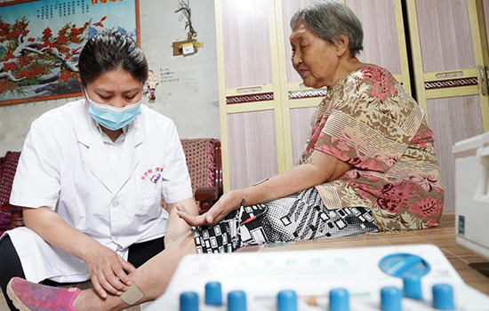 護(hù)理團(tuán)隊(duì)醫(yī)生為老人進(jìn)行低頻功能康復(fù)。陳佳兵攝