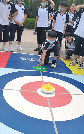 河北省威縣第四小學(xué)學(xué)生練習(xí)陸地冰壺動作。 趙國華攝