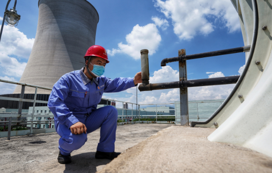 河北涿州京源熱電有限責(zé)任公司技術(shù)人員正在對(duì)設(shè)備進(jìn)行檢驗(yàn)排查。劉楊攝