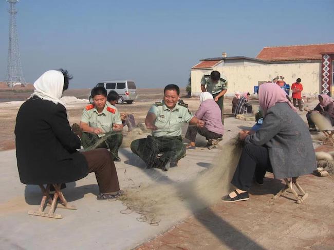 宋萬民幫助漁民修補漁網(wǎng)。 濱州市公安局海岸警察支隊岔尖派出所供圖