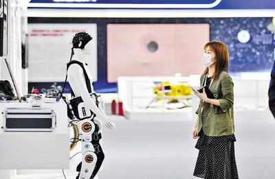 近日，第六屆世界智能大會(huì)在天津開幕，圖為參會(huì)嘉賓參觀天津制造業(yè)立市展。 新華社記者 趙子碩攝