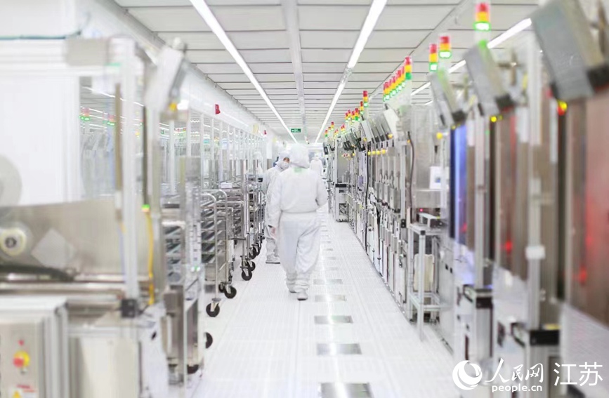 在希捷國際科技（無錫）有限公司生產(chǎn)車間，技術(shù)人員正在巡查作業(yè)。新吳區(qū)委宣傳部供圖