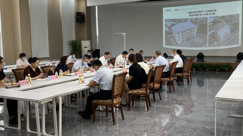 河?xùn)|區(qū)委書記范少軍一行深入老電建公司辦公園區(qū)就盤活園區(qū)工作進(jìn)行部署研究。河?xùn)|區(qū)供圖
