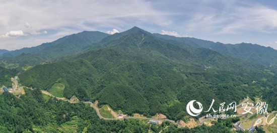 大別山旅游扶貧快速通道。人民網(wǎng) 陳若天攝