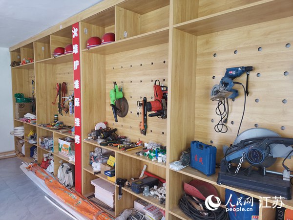 “荷樂益家”器材保管室。人民網 張瀚天攝