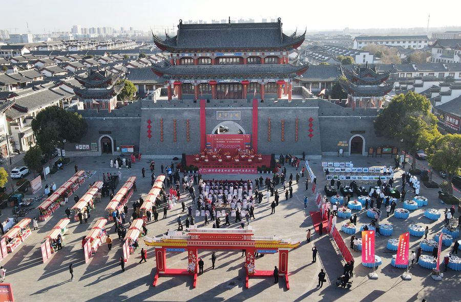 城門掛春聯(lián)，金湖沖刺“開門紅”。陳義寶攝