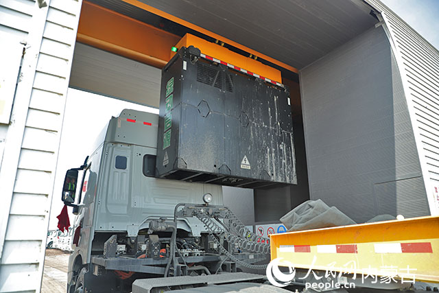 萬(wàn)利新能源數(shù)字陸港里，正在充換電站進(jìn)行換電的重卡。人民網(wǎng)記者 趙夢(mèng)月攝